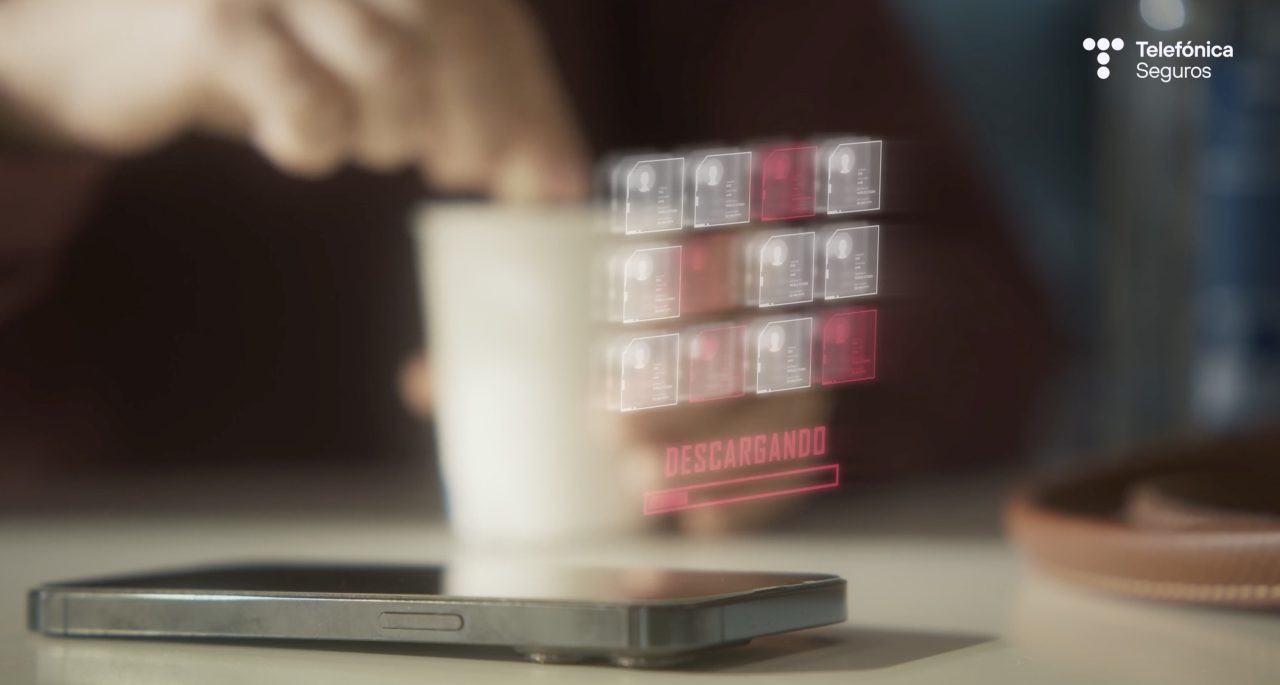 Vídeo corporativo para empresas de seguros y atención al cliente: equipo de soporte trabajando en oficina moderna.