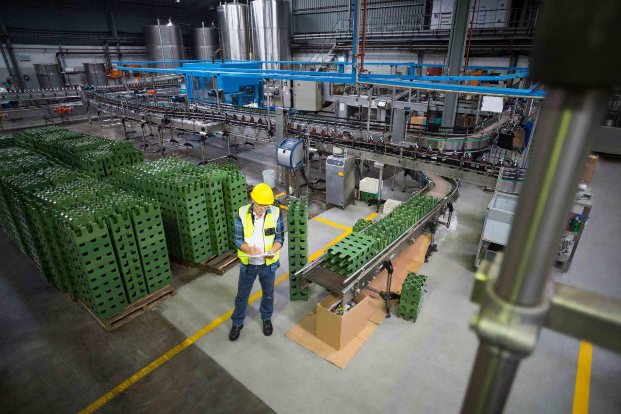Producción de vídeo industrial: brazos robóticos en planta de fabricación automatizada de alta tecnología.