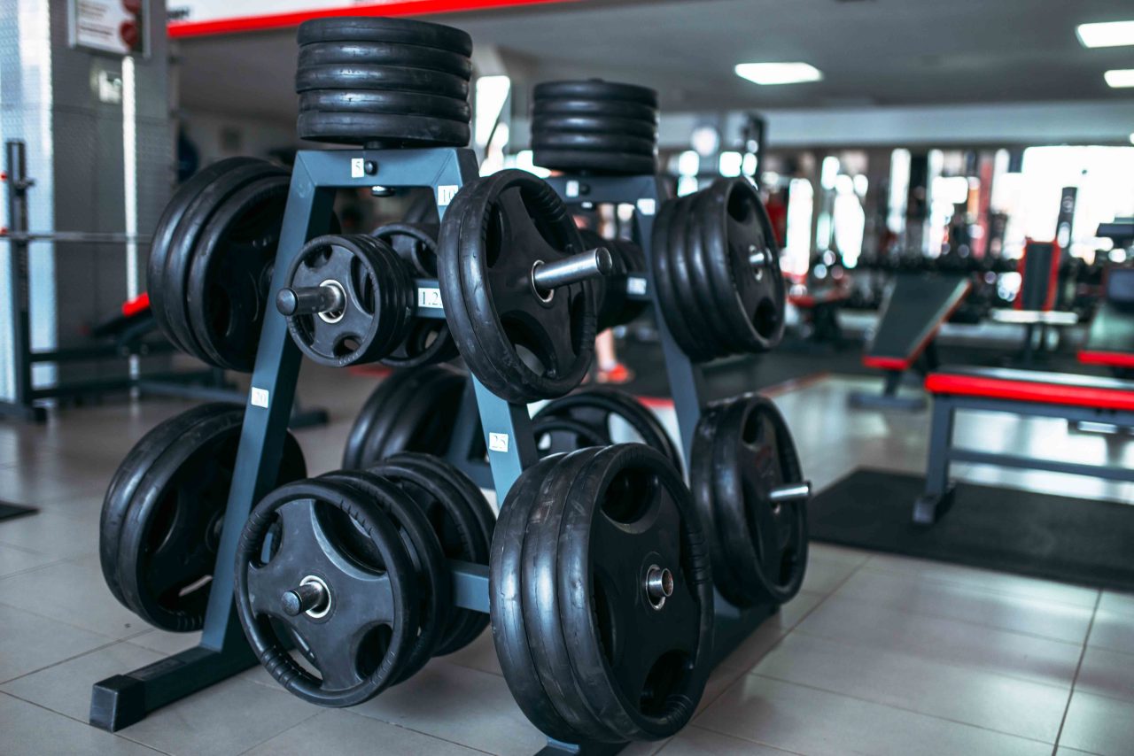 Vídeo marketing para gimnasios de musculación y fuerza: detalle de equipamiento deportivo profesional.