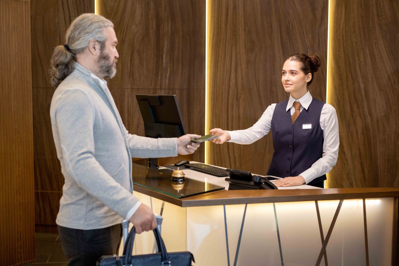Vídeo marketing para hoteles: grabación de personal de recepción y atención al cliente en el sector hospitality.