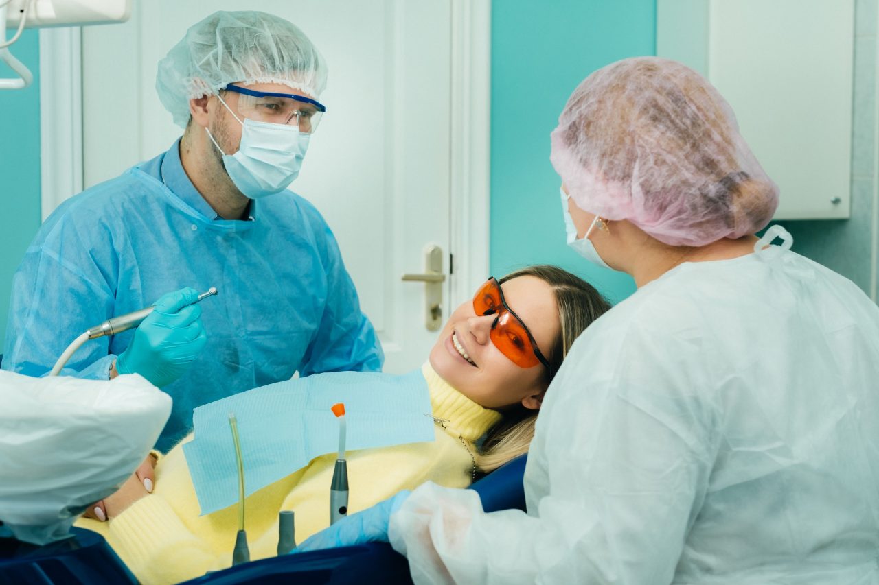 Vídeo marketing para clínicas: grabación de testimonios, tours por instalaciones y vídeos corporativos para el sector sanitario y dental.