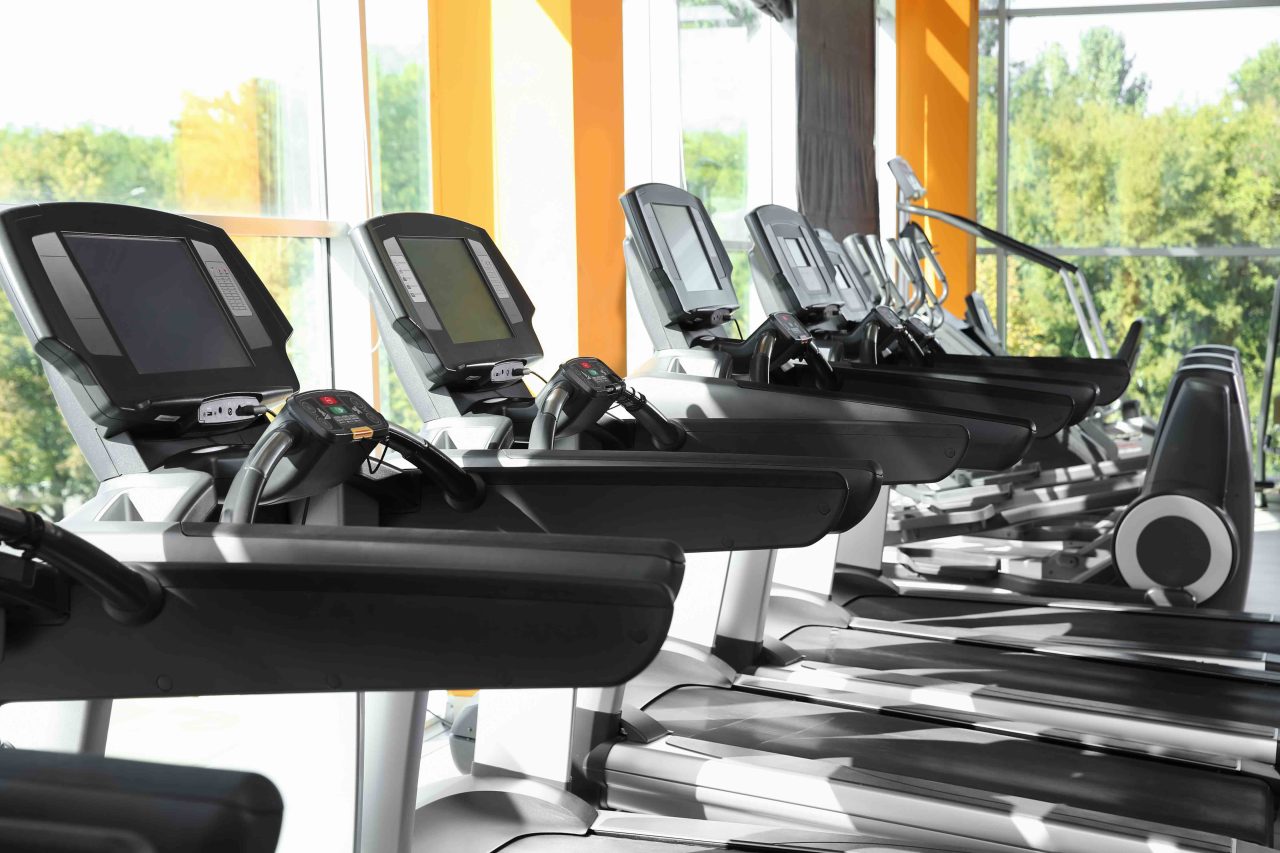 Vídeo promocional de instalaciones de gimnasio: zona de cardio con cintas de correr y maquinaria moderna.
